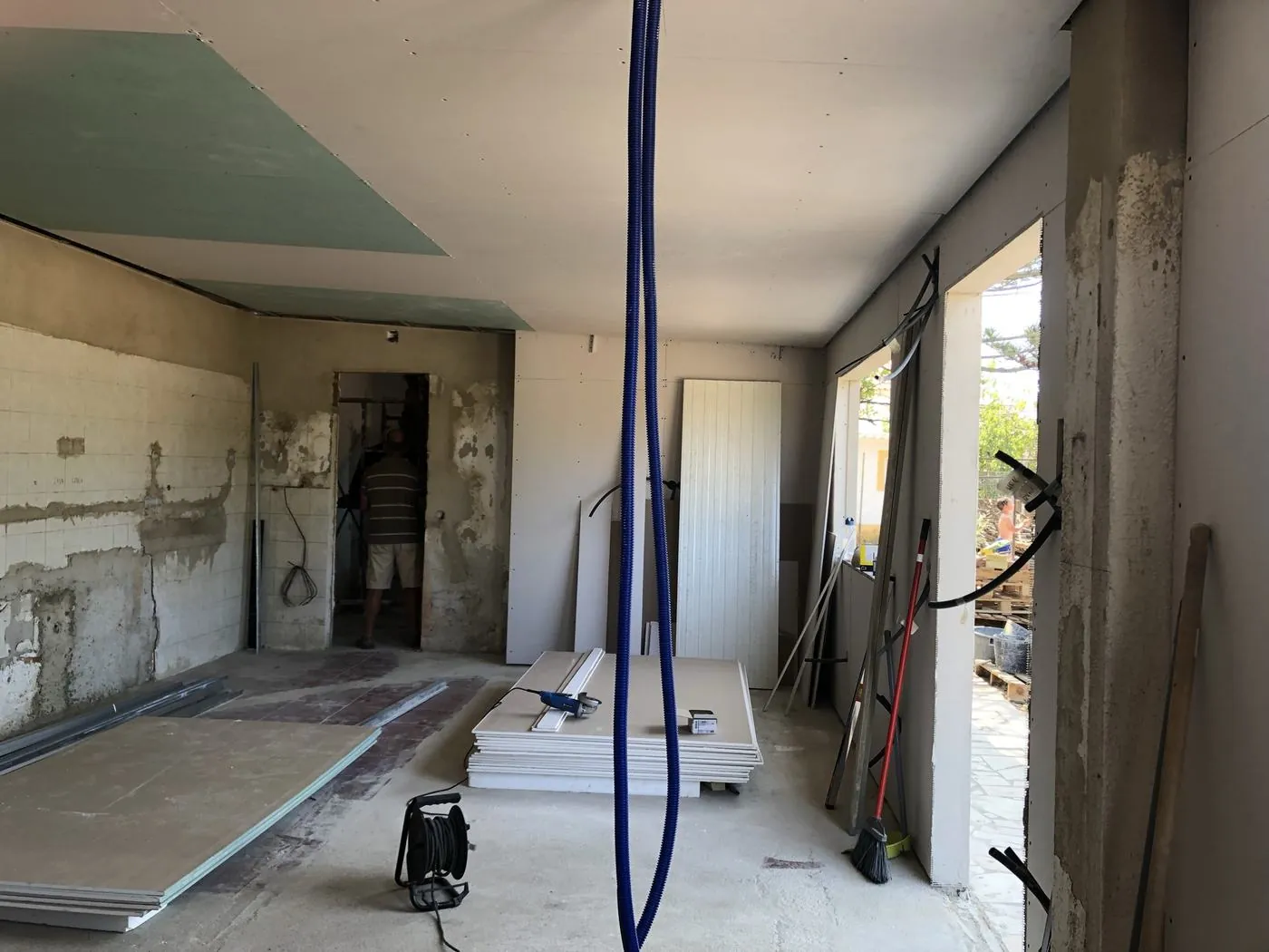 Em obra — tetos e paredes em placa